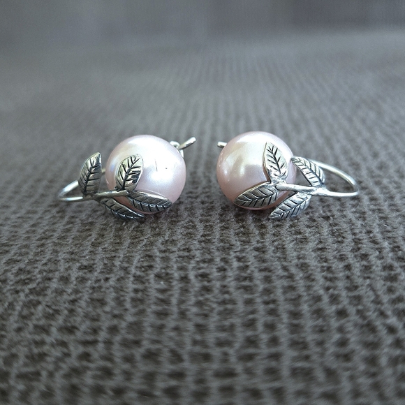Annika Witt Pink🩷 Pearl And Leaves🍃 Earrings - Picture 6 of 16